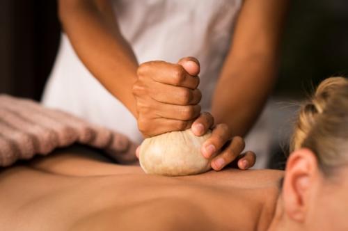 masajes-relajantes-y-terapeuticos-con-pindas-en-motril-granada-2 Salón de Belleza en Motril | Estética Facial y Corporal 
